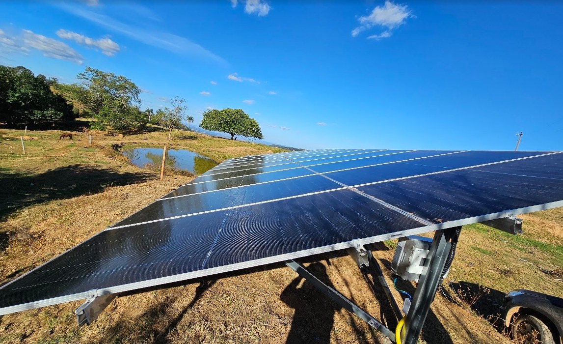 Usina solar em propriedade rural instalada pela Leandro Energia Solar